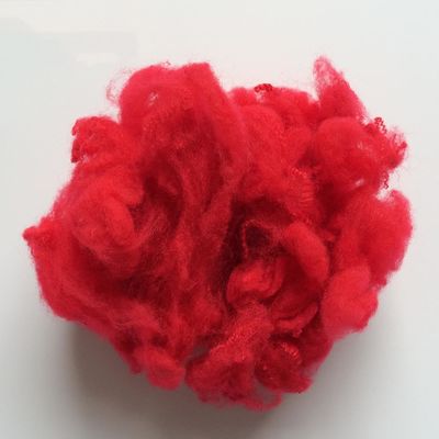la droga de los 3Dx32MM teñió la fibra de grapa de poliéster reciclada roja para la piel falsa artificial