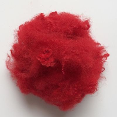 la droga de los 3Dx32MM teñió la fibra de grapa de poliéster reciclada roja para la piel falsa artificial
