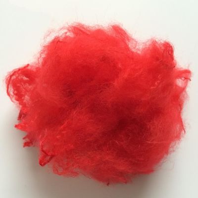 la droga de los 3Dx32MM teñió la fibra de grapa de poliéster reciclada roja para la piel falsa artificial